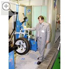 Messeimpressionen von der Automechanika 2004 Teil 4. Gute Idee. Der Reifenlift, der gleichzeitig fr die Bestckung der Wucht- und Montagemaschine geht. Vorgefhrt von Hasan Bayram.  