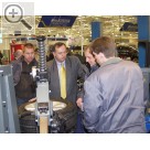 Rückblick auf die NORDAUTO 2004 Frank Scherschmidt, im Vertrieb bei Beissbarth in Mnchen, erlutert die Funktionsweise der neuen Reifenmontiermaschinen.  