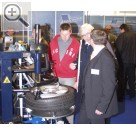 Rückblick auf die NORDAUTO 2004 Wie der Wulstniederhalter an der Hofmann Reifenmontiermaschine genau funktioniert erfuhren die Besucher von Henning Bttcher, im Vertrieb bei Hofmann Werkstatt-Technik.  