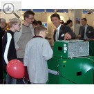 AMITEC Leipzig 2005 Interesse an der Abgasdiagnose. Bestens erklrt von Klaus Smykalla (re.) von Gutmann Metechnik.  