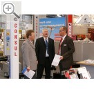 AMITEC Leipzig 2005 Frank von der Crone (re.), CONSUL, gibt seinen Fachbesuchern nhere Informationen zu seinen 2-Sulenbhnen.  