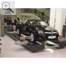 WerkstattWest 2005 Der Achsmessroboter CURA R 1200 von ATT Automotive Testing Technologies.
  