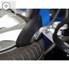 WerkstattWest 2005 Kommt an die pneumatische Montagehilfe easymont pro. Die einstellbare Kunststoffscheibe zum Abdrcken der Reifenwulst.  