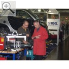 WerkstattWest 2005 Auf dem Stand von UHL Werkstatt-Technik zeigte Dirk Hochschwender (re.) von CEBOTECH wie Plasmaschneiden funktioniert.  
