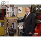 WerkstattWest 2005 Fredy Walther von WMS Wagner mit dem PKW Laserachsmessgert CL10.  