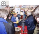 IHM Internationale Handwerksmesse 2006 Die Leistungsschau Oldtimer - Restaurierung / Youngtimer - Restaurierung. Bei der Blechbearbeitung konnten sich die Besucher ein echtes Auge holen.  