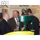 AMITEC 2006 in Leipzig Auf dem Stand der BOSCH Grosshndler. Helmut Bhnlein (mi.), Vertriebsleiter Werkstatttechnik bei MEZGER in Schweinfurt, im Kreis seiner Kollegen.  