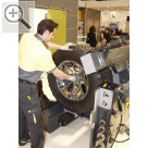 REIFEN Essen 2006 Auf der SICE Reifenmontiermaschine S450 wird das Rad horizontal aufgespannt. Das Anheben des Rades bernimmt ein Radlift. Sice 