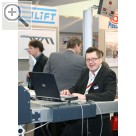 I.H.M. Internationale Handwerksmesse München Robert Meitinger nutzt die neue ALU Viersulenbhne als Computerarbeitsplatz bei seiner 3D Werkstattplanung.  