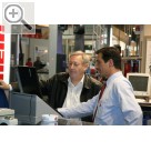 I.H.M. Internationale Handwerksmesse München Reiner Piepmeyer (li.) informiert sich bei Florian Pariente ber die Vorschriften und Technologien rund um den Download von Tachografendaten.  