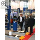 I.H.M. Internationale Handwerksmesse München Holger Pape (li.) Vertriebsleiter bei ZIPPO Lifts im Gesprch mit Kollegen aus der Automobilindustrie.  