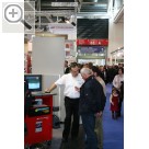 I.H.M. Internationale Handwerksmesse München Frank Scherschmidt von BEISSBARTH erlutert das neue microline 1800 Achsmessgert.  