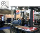 I.H.M. Internationale Handwerksmesse München Karl Frey (mi.), frher bei Hoffmann & Schlage in Mnchen, jetzt bei NEIMCKE, informiert ber die Hebebhnen von MAHA Maschinenbau Haldenwang.  