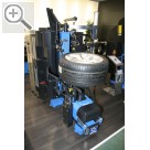 Automechanika 2008 Der Radlift der Reifenmontiermaschine QUEEN von GIULIANO ist so konstruiert, dass das Rad zentriert ber den Spannkopf der Maschine gehoben wird.  