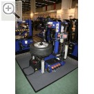 Automechanika 2008 Die 898 von Longus ist ein interessanter Mix. Sie hat einen integrierten Radlift und integrierte automatische Abdrcker, arbeitet jedoch nicht montierhebelfrei. Longus 