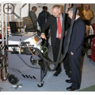 Automechanika 2008 Dirk Hochschwendtner an der TECNA Punktschweimaschine VAS 6530 mit VOLKSWAGEN Freigabe.  