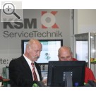 NordAuto 2008 BOSCH Diagnosetechnik einmal leicht erklrt von Herbert Schtte (li.) Verkaufsleiter Werkstattausrstung in der Hamburger Filiale von KSM Servicetechnik.  