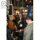 IHM Internationale Handwerksmesse 2009 Wolfgang Dobirr bei der Vorfhrung der RAVAGLIOLI Reifenmontiermaschine G 1061.  
