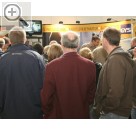 CARAT Leistungsmesse 2009 Die Fachbesucher folgen interessiert dem Praxisvideo am GYS Stand.  