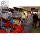 Automechanika 2010 Robert Kern prsentiert die unglaubliche Flexibilitt des CELETTE Vermessungssystems e-guan, welches an jeder Stelle der Traverse positioniert werden kann.  