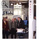 STAHLGRUBER auf der AMITEC 2004. Frank Radecker (rechts), STAHLGUBER Chemnitz, informiert ber die Hebebhnen von CONSUL.  