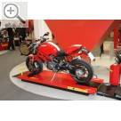 autopromotec 2011 in Bologna Auch fr den Motorradservice hat CORGHI ein gutes Produktprogramm an Hebetechnik und Reifenservicegerten.  