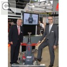 autopromotec 2011 in Bologna Carsten Rohde Geschftsfhrer BlitzRotary GmbH (li.) und Wolf-Erik Schmitt Marketingleiter BlitzRotary GmbH am neuen BLITZ Teleskopheber Pit Master.  