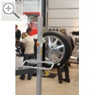 Impressionen von der CARAT Leistungsmesse 2011 BLITZ Radmontagewagen Master Wheel 50, fr ein ergonomisches montieren von Autordern.  