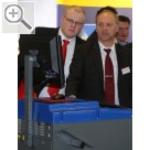 COPARTS Profi Service Tage 2011 Volker Zelm (li.) und Walter Gromller von GS WITTICH infomieren sich ber die Achsmesstechnologie.  