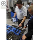 COPARTS Profi Service Tage 2011 Fritz Heidelmann hat alle Produktinformationen ber das Tool-IS Informations-System auf dem iPad abrufbar - natrlich auch den kompletten Lieferumfang des Werkzeugwagens.  