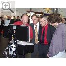 SCHUFFENHAUER und HEINEMANN auf der AMITEC 2004 Helmut Lachmann (links), SHERPA, informiert ber den neuen NFZ-Plattenprfstand.  