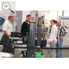 Automechanika 2012 BOSCH auf der Automechanika 2012 -Ramona Hbner zeigt den Herren eine korrekte Reifenmontage.  