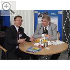 HOLITSCHKE & BÄHR auf der AMITEC 2004 Andre Holitschke (links) im Gesprch mit Johann Dlken von Dlken Werkstatt-Technik.  