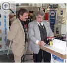 HOLITSCHKE & BÄHR auf der AMITEC 2004 Fachsimpeleien unter Kollegen: Karl Heinz Brgel(links) von Celette und Johann Dlken von Dlken Werkstatt-Technik.  