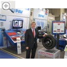 autopromotec 2013 Bologna MAHA Geschftsfhrer Klaus Burger am neuen MAHA Tire Diagnostic System MTD 2000.  