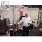 -- AMITEC 2004 --- Auf dem Stand von SUN Diagnostics Deutschland. Ole Zagorski am SUN Fahrwerksvermessungs-System SUN Aligner.  