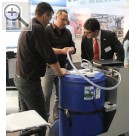 TROST Schau 2014 Martin Schmitt (re.) informiert sich am Stand von GL GmbH zum Thema AdBlue und die damit verbundenen Umstnde fr die Autofahrer und Werksttten. GL GmbH 