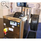 REIFEN Essen 2014 NEU auf der Reifen 2014 - die TIRESONIC Radwaschmaschine hat mit den zwei Spannvorrichtungen die doppelte Kapazitt.  