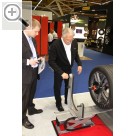 autopromotec 2015 HAWEKA auf der Autopromotec 2015 - Wolfgang Kpke bei der Vorfhrung des neuen Radlifts. Haweka 