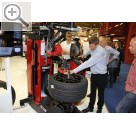 autopromotec 2015 HUNTER auf der Autopromotec 2015 - Kevin Dillon bei der Vorfhrung der Reifenmontiermaschine TCR1 Revolution.  