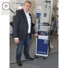 Wessels+Müller Werkstattmesse 2015 FMO Mobil und stromunabhngig - Patrick Schwalm am mobilen FLACO AdBlue® Spender FLACOblue60 mit Batteriebetrieb.  