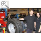 COPARTS Profi Service Tage 2015 Auf den COPARTS Profi Service Tagen 2015 - Massimo Magnani und Daniela Ronchetti an der mobilen LKW Montier- und Wuchmaschine mit autonomer Strom- und Druckluftversorgung. Ravaglioli 