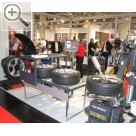 STAHLGRUBER Leistungsschau 2015 Nürnberg Fr Betriebe mit sehr hohem Montagedurchsatz - Reifenmontagestrae mit Montiermaschine, Rollbett mit Reifenbefllstation und Wuchtmaschine.  