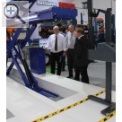 Impressionen von  der Automechanika 2016. NUSSBAUM Scherenbhne mit HyperFlow Antrieb - erklrt von NUSSBAUM Vertriebsleiter Joachim Vth (li.).  