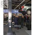 COLERtechnika 2016 in Münster Dank der hydraulische Ausführung hat die ATT Zweisäulenbühne hohen Hub- und Senkgeschwindigkeiten.  