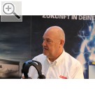 PV LIVE! 2017 Auf der PV LIVE! 2017: Ein schwer beeindruckter Walter Boess, CEMB, nach seinem Rundgang durch die VARTA VR ERLEBNIS Werkstatt.  