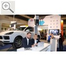 Automechanika Frankfurt 2018 MAHA und DA/ DIGITALESAUTOHAUS.DE - Manuel Richter und Jana Mehnle vor der IoT vernetzten MAHA Zweisäulenbühne.  