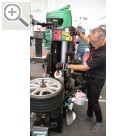 Automechanika Frankfurt 2018 Vorführung der HOFMANN Reifenmontiermaschine monty 8800. Snap-on Equipment 