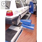 MAHA auf der Automechanika 2004 Achsgeometriemessgert Lasatron A12 montiert auf Scherenhebebhne DUO. Maha 