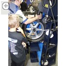 GIULIANO auf der Automechanika 2004 Kinderleichte Montage und Demontage ohne Zuhilfenahme eines Montierhebels.  Giuliano 